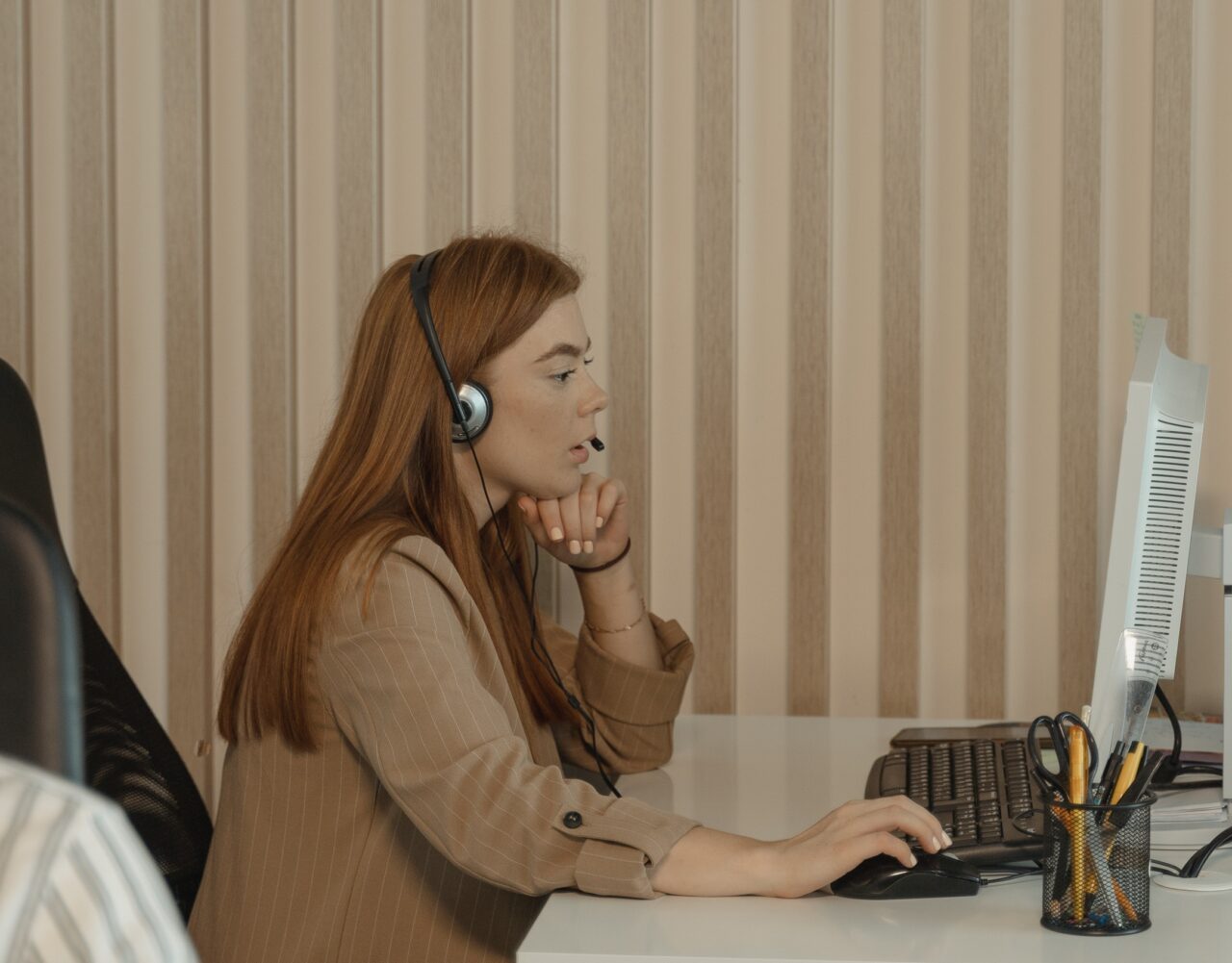 A woman from the contact centre speaks with the customer intending to deliver great CX through improved human experience.