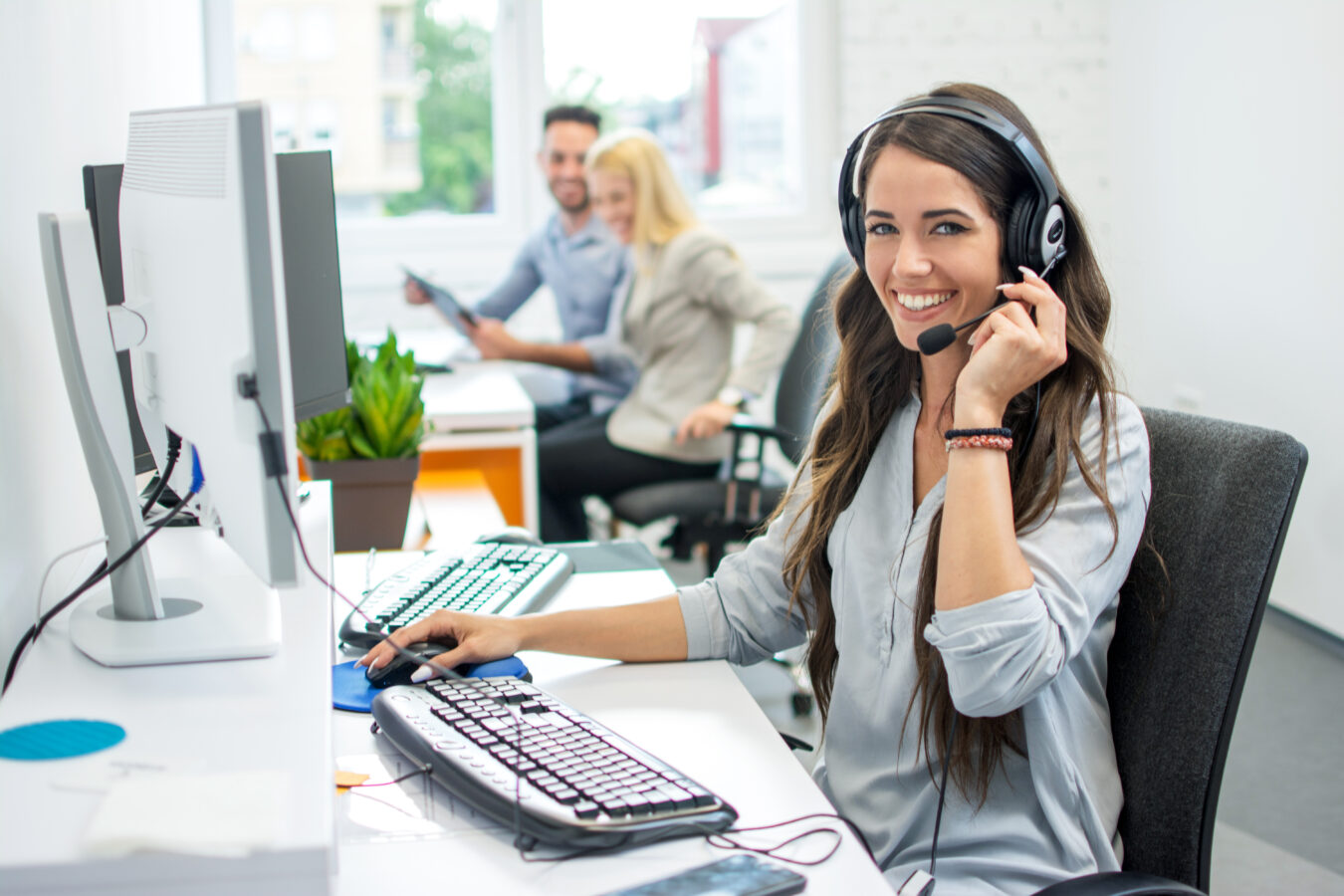 An agent in the contact centre working on a next-generation workforce management solution