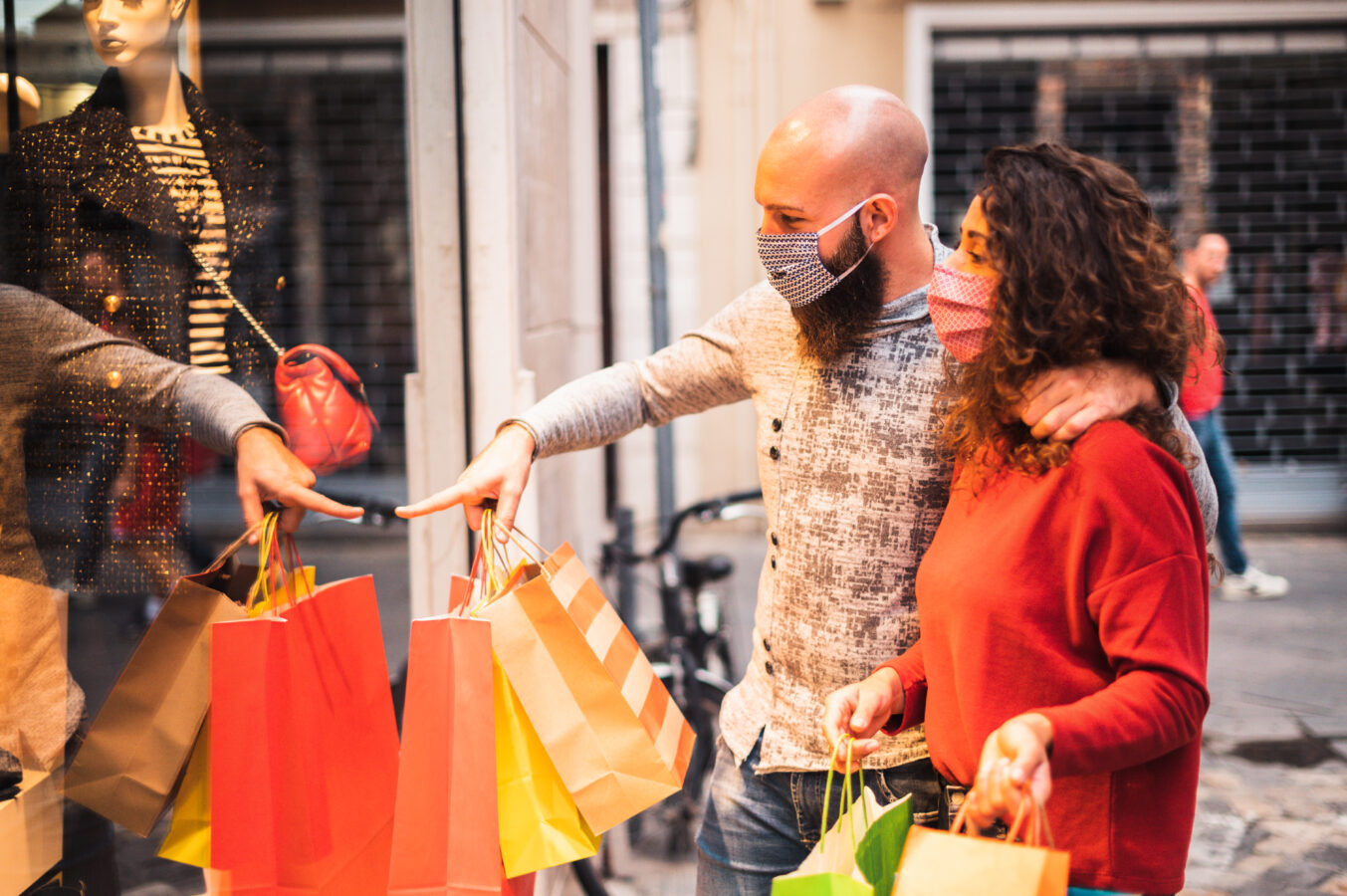 An image showing a couple shopping during the holiday. This picture represents according to the Christmas marketing strategies.