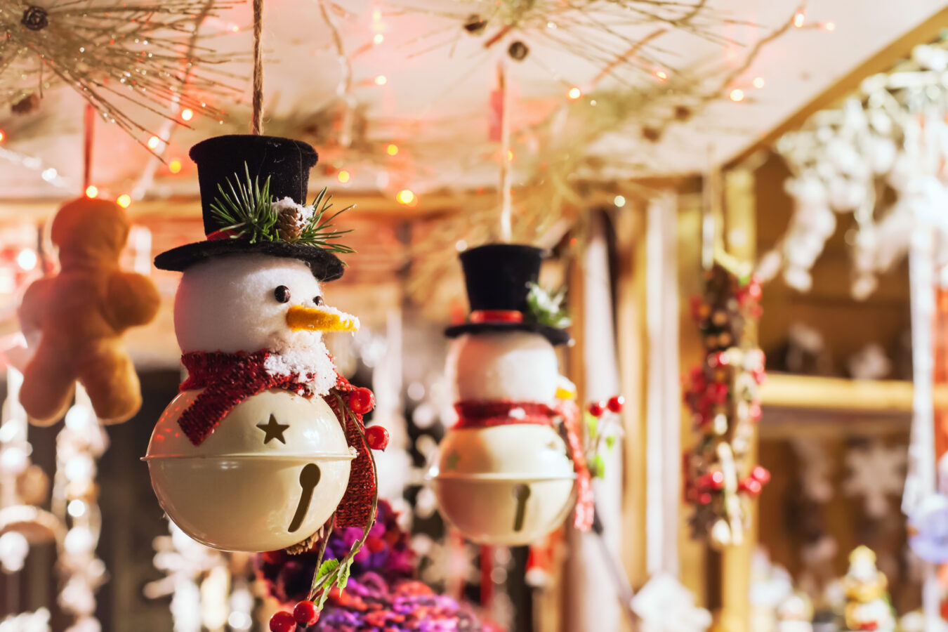 an image showing the snowman on the Christmas market while there is a supply chain crisis.