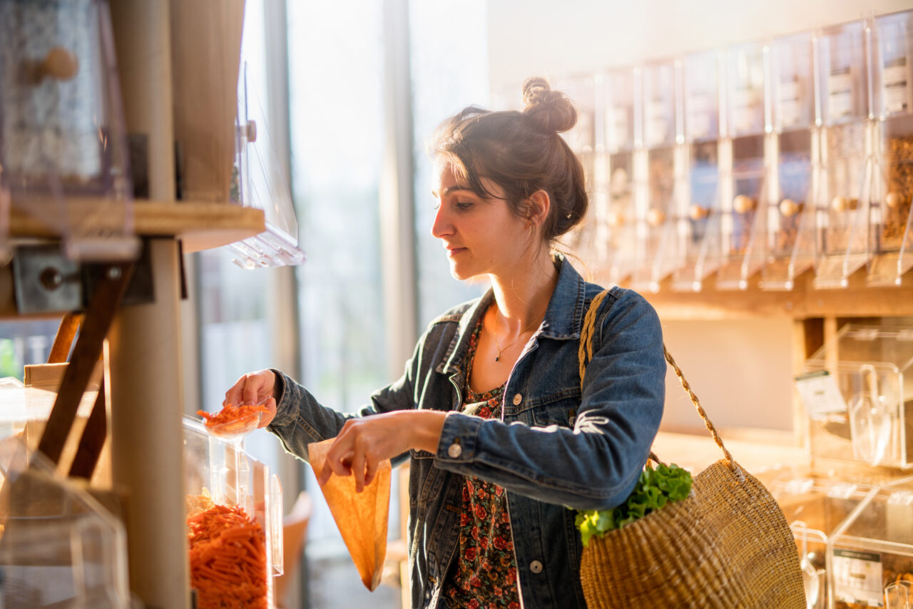 an image showing a person buying in a sustainable and zero waste way. 